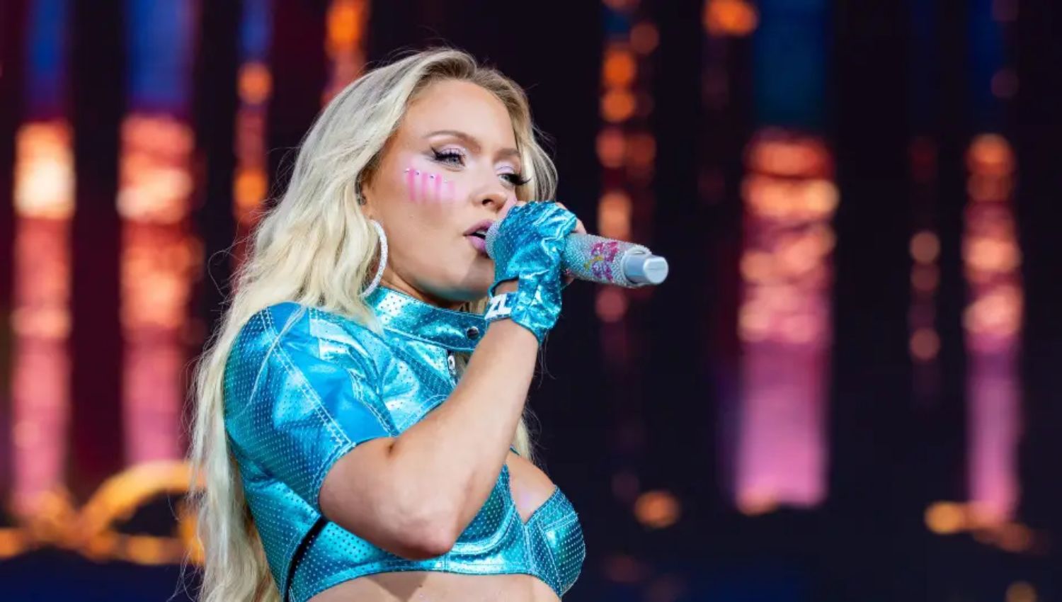 Zara Larsson Dazzles in Metallic Blue Two-Piece at Lollapalooza Berlin